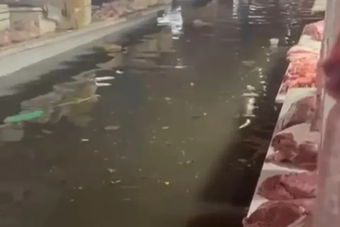 Alagamento no Mercado da Produção causa transtornos e afasta clientes após forte chuva em Maceió